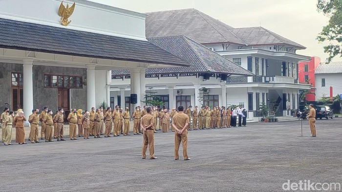 Para ASN di Sekretariat Daerah Kabupaten Ciamis melaksanakan apel pagi, Selasa (1/3/2022) dan mendapat pengumuman WFH 50 persen.
