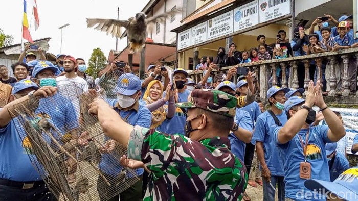 Pelepasan burung di Desa Benowo, Kecamatan Bener, Selasa (1/3/2022).