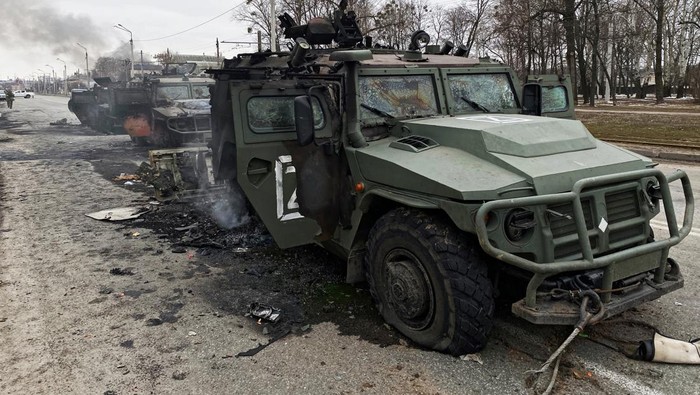 Penampakan Kendaraan Tempur Rusia Tigr-M yang Hancur di Ukraina An interior view shows a destroyed Russian Army all-terrain infantry mobility vehicle Tigr-M (Tiger) on a road in Kharkiv, Ukraine February 28, 2022. REUTERS/Vitaliy Gnidyi