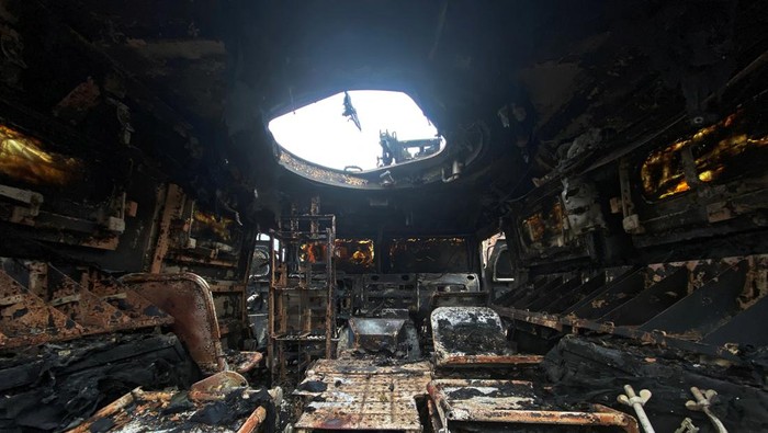 Penampakan Kendaraan Tempur Rusia Tigr-M yang Hancur di Ukraina An interior view shows a destroyed Russian Army all-terrain infantry mobility vehicle Tigr-M (Tiger) on a road in Kharkiv, Ukraine February 28, 2022. REUTERS/Vitaliy Gnidyi