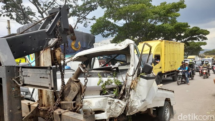 Penampakan mobil pikap yang rusak usai kecelakaan di Sumedang.
