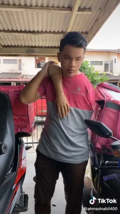 Pengantar Makanan Ini Pakai Tangan Palsu Agar Pelanggannya Tidak Takut