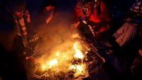 Mereka menghangatkan diri dengan membuat api unggun. REUTERS/Kai Pfaffenbach.