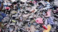 Sepatu-sepatu yang diberikan warga Polandia untuk pengungsi Ukraina tampak tertutup salju. REUTERS/Bryan Woolston.