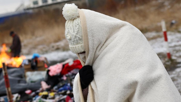 Pengungsi Ukraina Kedinginan di Perbatasan Polandia Snow covered shoes donated for those fleeing the Russian invasion in Ukraine sit on the ground at the border crossing in Medyka, Poland, February 28, 2022. REUTERS/Bryan Woolston TPX IMAGES OF THE DAY