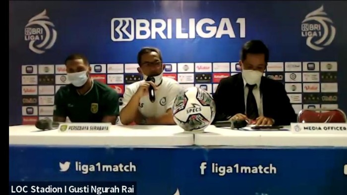 Persebaya Surabaya menang 2-1 saat melawan Madura United. Meski begitu, Pelatih Persebaya Aji Santoso tetap menyoroti soal kepemimpinan wasit Agus Fauzan Arifin.