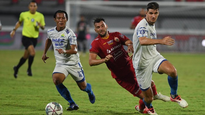 Pesepak bola Persija Jakarta Marco Simic (tengah) berusaha melewati pemain Persib Bandung Nick Kuipers (kanan) dalam pertandingan sepak bola Liga 1 di Stadion I Wayan Dipta, Gianyar, Bali, Selasa (1/3/2022). ANTARA FOTO/Nyoman Budhiana/rwa.