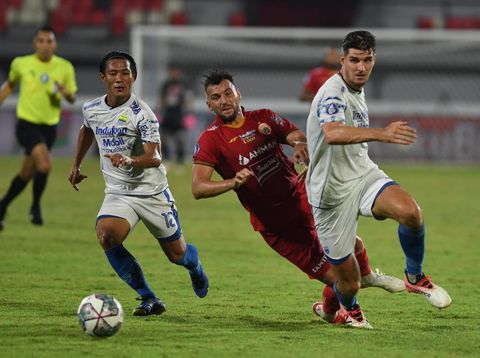 Pesepak bola Persija Jakarta Marco Simic (tengah) berusaha melewati pemain Persib Bandung Nick Kuipers (kanan) dalam pertandingan sepak bola Liga 1 di Stadion I Wayan Dipta, Gianyar, Bali, Selasa (1/3/2022). ANTARA FOTO/Nyoman Budhiana/rwa.