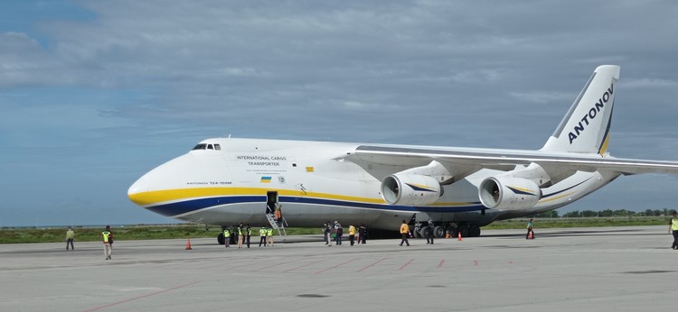 Pesawat Antonov seri AN 124-100 di Bandara Yogyakarta International Airport (YIA) Kulon Progo.