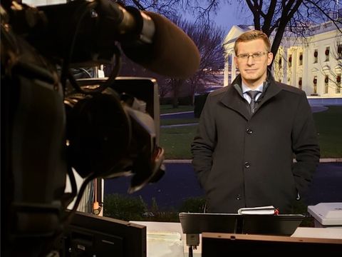 Philip Crowther, reporter viral laporan berita Ukraina dalam enam bahasa.