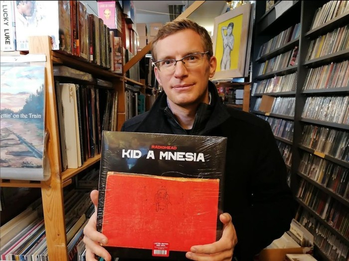 Philip Crowther Philip Crowther, reporter viral laporan berita Ukraina dalam enam bahasa.