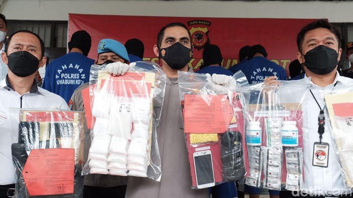 Polisi memperlihatkan sejumlah barang bukti.