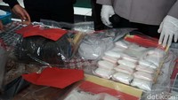 Secara umum hasil pengungkapan selama bulan Februari, barang bukti yang berhasil diamankan yaitu sabu seberat 3.102,05 gram atau 3 kilogram lebih, obat berbahaya jenis tramadol sebanyak 369 butir, jenis hexymer sebanyak 4.088 butir, dextro sebanyak 560 butir dan trihex sebanyak 650 butir. 