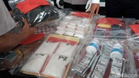 Satnarkoba Polres Sukabumi Kota berhasil mengungkap sembilan kasus perkara narkoba dan obat-obatan terlarang selama satu bulan. Salah satu yang menyita perhatian publik yakni ditemukannya 3.102,05 gram atau 3 kilogram lebih sabu di bawah kandang ayam di wilayah Lembursitu.