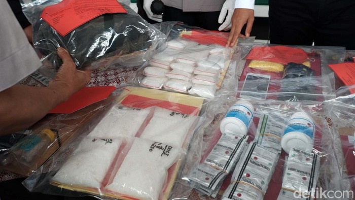 Polres Sukabumi Ungkap 9 Kasus Narkoba Selama Februari 2022 Satnarkoba Polres Sukabumi Kota mengungkap 9 kasus Narkoba selama bulan Februari 2022. Salah satu yang menyita perhatian yakni ditemukannya 3 Kg sabu di bawah kandang ayam.