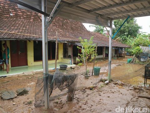 Potret banjir di Kudus pada Senin (28/2) dan Selasa (1/3).