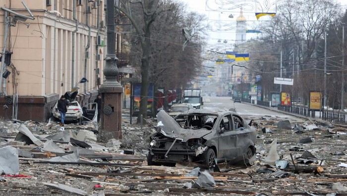 Potret Gedung Pemerintah di Kharkiv yang Dirudal Rusia A view shows the area near the regional administration building, which city officials said was damaged by a missile, in central Kharkiv, Ukraine, March 1, 2022. REUTERS/Vyacheslav Madiyevskyy