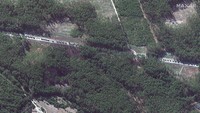 Disebutkan Maxar kepada CNN bahwa konvoi kendaraan militer Rusia itu terdiri atas kendaraan-kendaraan lapis baja, tank, artileri dan kendaraan logistik lainnya.