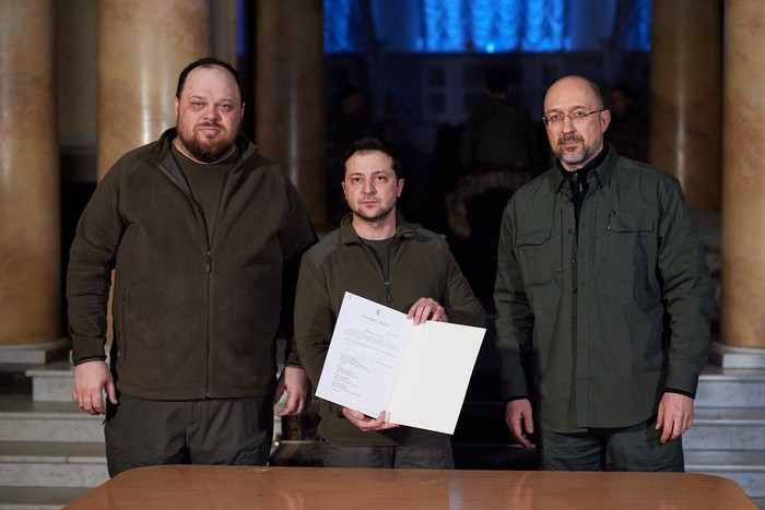Presiden Ukraina Volodymyr Zelenksy usai menandatangani dokumen pengajuan keanggotaan Uni Eropa bagi Ukraina