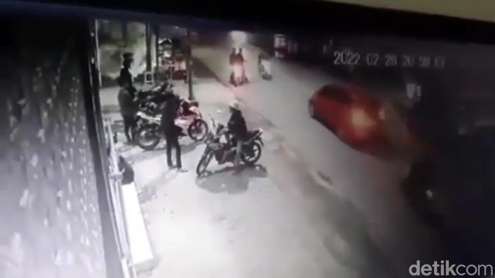 Pria bersenjata tajam tiba-tiba menyerang sekelompok pemuda yang sedang nongkrong di Bandung Barat
