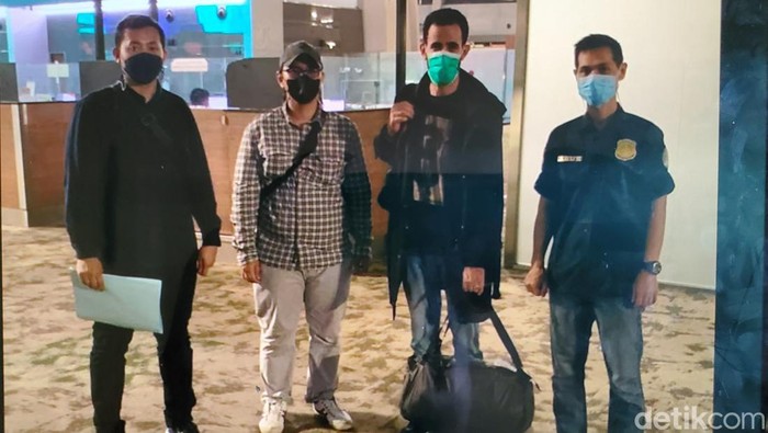 Proses deportasi WNA asal Mesir dari Sukabumi.