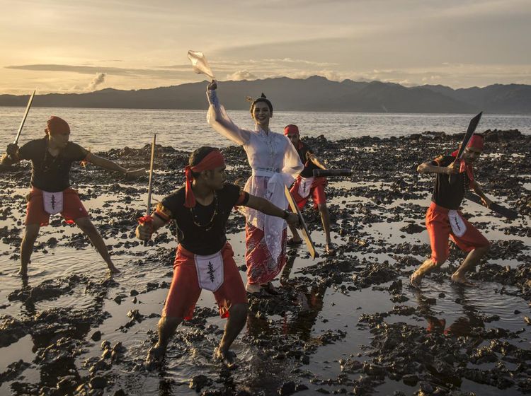 Putri Indonesia Maluku Menari Cakalele