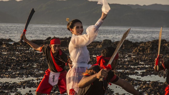 Putri Indonesia Maluku Jaswin Kaur Dhillon (tengah) menari Cakalele bersama seniman sanggar Booyratan di Tanjung Nusaniwe, Kota Ambon, Provinsi Maluku, Selasa (1/3/2022). Cakalele adalah tarian perang khas Maluku yang digunakan untuk meyambut tamu ataupun dalam perayaan adat. ANTARA FOTO/FB Anggoro/rwa.