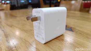 Seperti ini wujud charger 150W buatan Realme. Dapat dilihat charger ini masih menggunakan colokan standar China. Foto: Virgina Maulita Putri/detikINET