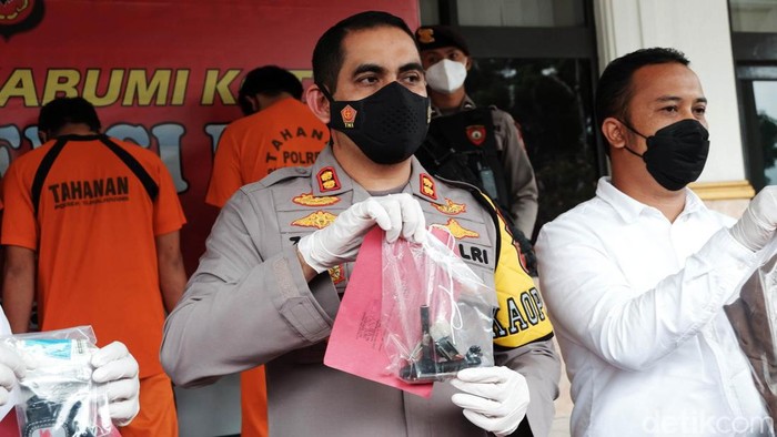 Residivis Curanmor di Sukabumi Kembali Dibekuk Lima pelaku pencurian kendaraan bermotor (Curanmor) di Sukabumi, Jawa Barat ditangkap. 4 dari 5 pelaku adalah residivis Curanmor.