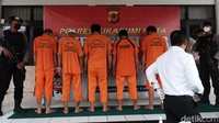 Para tersangka beraksi di tiga lokasi yaitu di Kecamatan Lembursitu, Kecamatan Sukalarang dan Kecamatan Gunung Puyuh.