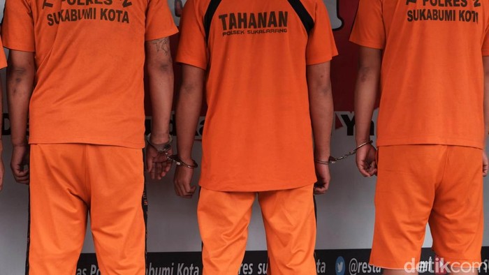 Residivis Curanmor di Sukabumi Kembali Dibekuk Lima pelaku pencurian kendaraan bermotor (Curanmor) di Sukabumi, Jawa Barat ditangkap. 4 dari 5 pelaku adalah residivis Curanmor.