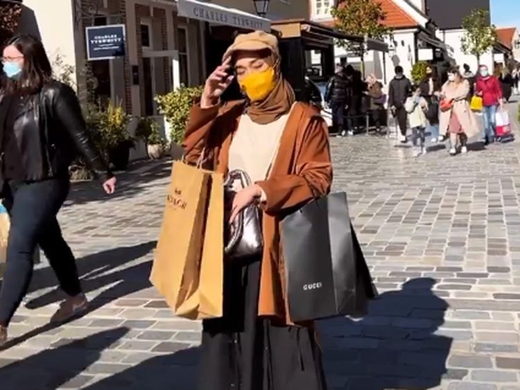 Gaya Mentereng Ririe Fairus Kerja Sambil Liburan di Paris