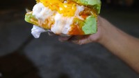 Nah kalau ini roti kukus khusus untuk penggemar kudapan gurih. Isiannya ada telur, beef dan saus berlimpah. Foto : Instagram @rokupa