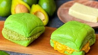 Nah kalau di kawasan Pinang Ranti, Jakarta Timur ada roti kukus pandan yang diberi isian alpukat dan keju. Soal harga, roti kukus ini dibanderol mulai Rp 6 ribuan saja. Foto Instagram @okurokus.pinangranti