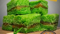 Mau menikmati roti kukus yang tebal dan lembut mirip bolu? Di sini tempatnya. Ada roti kukus pandan dengan selai srikaya. Tekstur rotinya empuk seperti sedang makan cake. Foto Instagram @rokusang_jkt