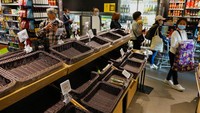 Melansir Associated Press, Selasa, (1/3/2022), Hong Kong melaporkan rekor 34.466 infeksi virus corona baru pada Senin ketika kematian terus meningkat, pihak berwenang menilai kemungkinan penguncian kota. Hong Kong bergulat dengan lonjakan virus corona yang didorong terutama oleh varian omicron. Kasus harian meningkat lebih dari empat kali lipat dari seminggu yang lalu, ketika kota itu melaporkan lebih dari 7.500 infeksi.