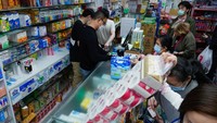 Orang-orang membeli perlengkapan rumah tangga di apotek karena penduduk khawatir tentang kekurangan pasokan di Hong Kong.