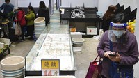 Rak-rak supermarket disapu bersih ketika penduduk menimbun kebutuhan sehari-hari setelah desas-desus beredar di media sosial bahwa ada pemungutan suara di legislatif untuk mengunci kota selama seminggu. Legislatif membantah bahwa masalah seperti itu sedang dibahas.