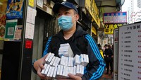 Hong Kong telah melaporkan 205.780 infeksi sejauh ini, dengan 744 kematian. Hampir 94% dari total jumlah kasus kota berasal dari gelombang saat ini.