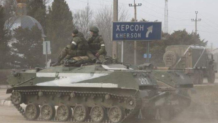 Rusia serang Ukraina: Serangan artileri Rusia tewaskan 70 tentara Ukraina, konvoi lapis baja Rusia terus bergerak ke ibu kota Ukraina, Kyiv