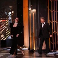 Saat tampil di atas panggung SAG Awards 2022 bersama Martin Short ini, Selena Gomez juga tidak mengenakan sepatu Christian Louboutin miliknya. Dia memilih nyeker. Foto: Chris Pizzello/Invision/AP/Chris Pizzello