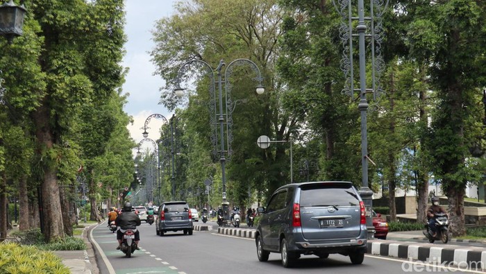 Suasana Jalan Dago Bandung.