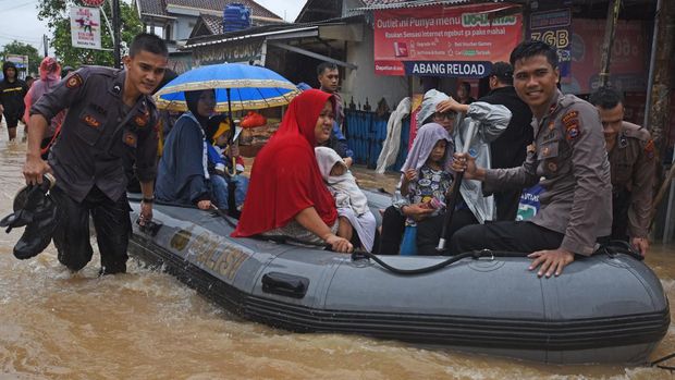 Sejumlah rumah warga di kawasan Serang, Banten, terendam banjir. Hal itu diketahui terjadi akibat meluapnya Sungai Cibanten.