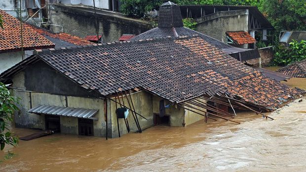 Sejumlah rumah warga di kawasan Serang, Banten, terendam banjir. Hal itu diketahui terjadi akibat meluapnya Sungai Cibanten.