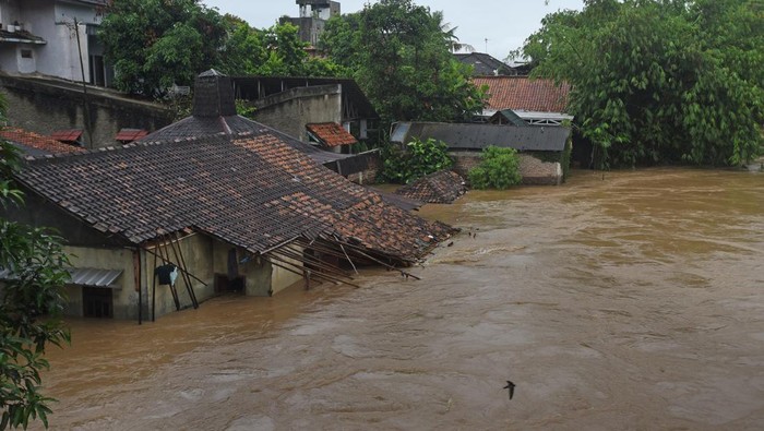 Sejumlah rumah warga di kawasan Serang, Banten, terendam banjir. Hal itu diketahui terjadi akibat meluapnya Sungai Cibanten.
