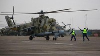 Helikopter Mil Mi-24 dikenal sebagai sebagai salah satu ujung tombak alutsista Rusia untuk menggempur pertahanan lawan di garis terdepan. Helikopter Mi-24 memiliki kemampuan menghancurkan target yang berat, namun di sisi lain juga tahan terhadap serangan tembakan musuh. Itu mengapa helikopter ini disebut juga sebagai Letayushiy Tank alias Flying Tank (tank terbang). AFP/ROSTISLAV NETISOV.