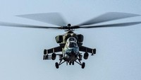 Dalam perkembangannya, helikopter serbu peninggalan Uni Soviet ini hadir dalam berbagai varian, seperti Mi-24A, Mi-24D, dan Mi-24V. Helikopter Mi-24 bisa menggendong berbagai persenjataan perang, seperti 20 roket jenis S-8 kaliber 80 mm, wadah meriam UPK-23-250 dengan meriam dua barel Gš-23L yang memiliki pasokan 250 peluru, dan senjata universal GUV9A dengan peluncur granat otomatis 9-A-800 kaliber 30 mm. AFP/DELIL SOULEIMAN.