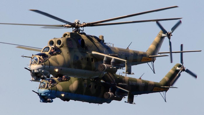 Tengok Kecanggihan 'Tank Terbang' Rusia yang Ditembak Jatuh Ukraina Tentara Ukraina dilaporkan menembak jatuh helikopter serbu Rusia Mi-24. Diketahui, helikopter canggih ini dijuluki 'tank terbang'. Seperti apa kecanggihannya?