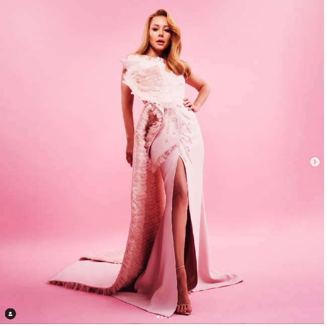 Melalui unggahan di Instagram, Tina Karol mengecam Putin yang meluncurkan roket meledakkan ibukota Kyiv atau Kiev, Ukraina. Serangan roket itu terjadi tidak lama setelah adanya pembicaraan damai antara Rusia dan Ukraina. Foto: Dok. Instagram @tina_karol