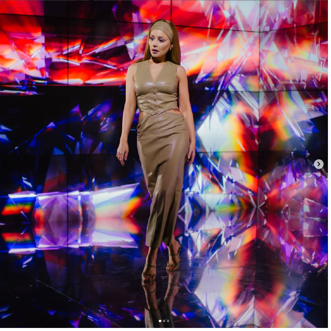 Sebelumnya pada 24 Februari 2022, Tina Karol membagikan unggahan foto dirinya tengah berdoa bersama para biarawati. Dia mendoakan terjadinya kedamaian di Ukraina. Foto: Dok. Instagram @tina_karol